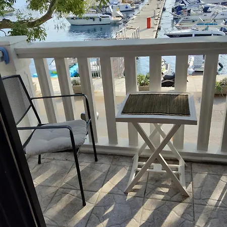 In With Sea View, Balcony, Air Conditioning, Wi-fi Apartment Jadranovo
